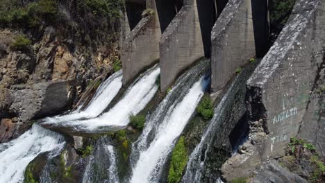 antena que muestra una antigua presa de la central eléctrica en el río
