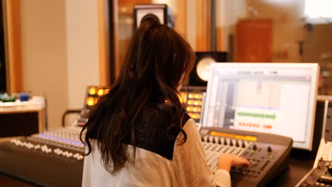 사운드  ⁇ 서를 사용하는 여성 오디오 엔지니어