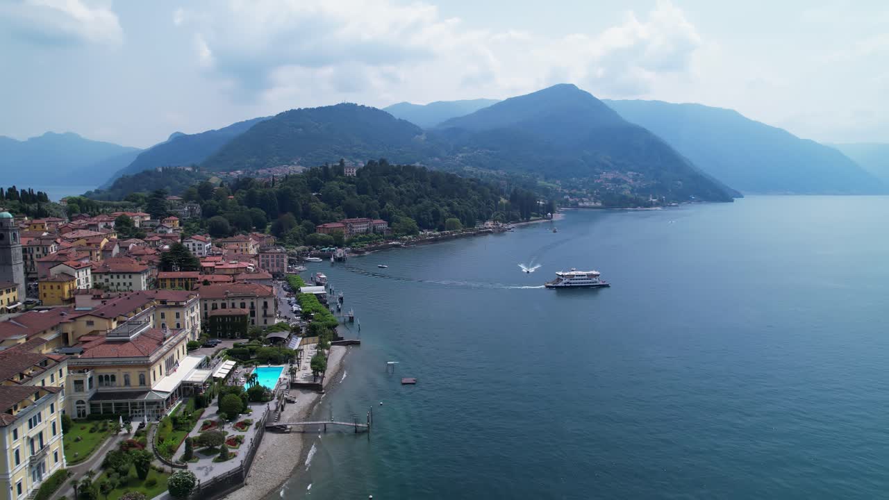 vista aérea de la orilla del lago cerca de bellagio con ferry que cruza el lago de como