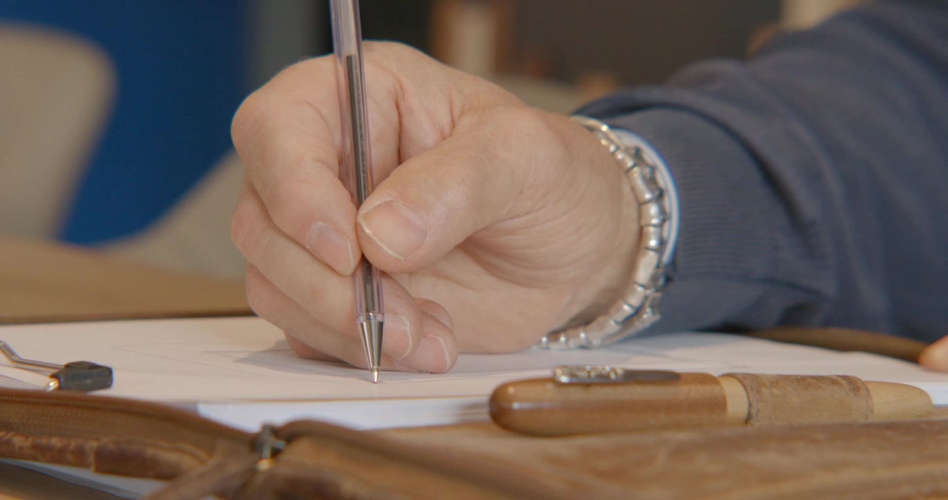 Primo piano della mano di un architetto che disegna un progetto