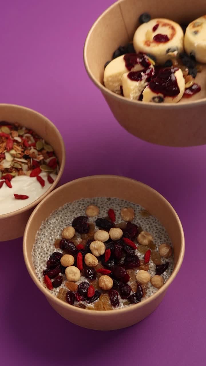 cuencos de desayuno saludables con granola, yogur y fruta