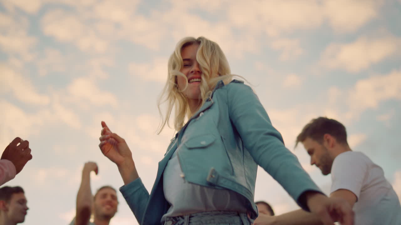 chica sonriente moviendo las manos al ritmo de la música. mujer alegre bailando para la cámara.