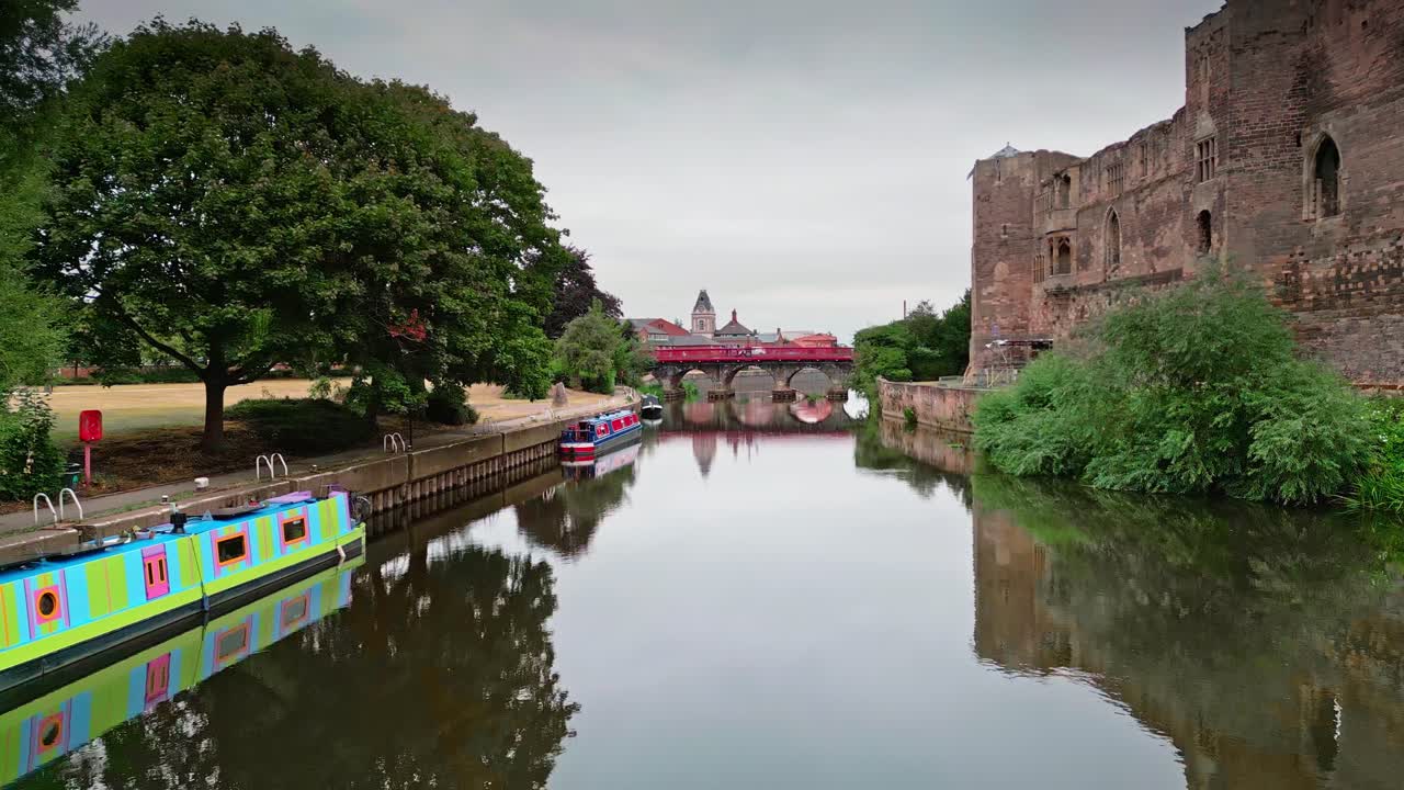 un dron se mueve a lo largo del río trent en newark, nottinghamshire, inglaterra