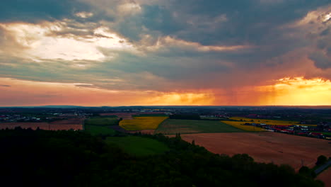 Luftaufnahme-Von-Regenwolken,-Die-Sich-Im-Hintergrund-über-Plantagenfeldern-Bilden