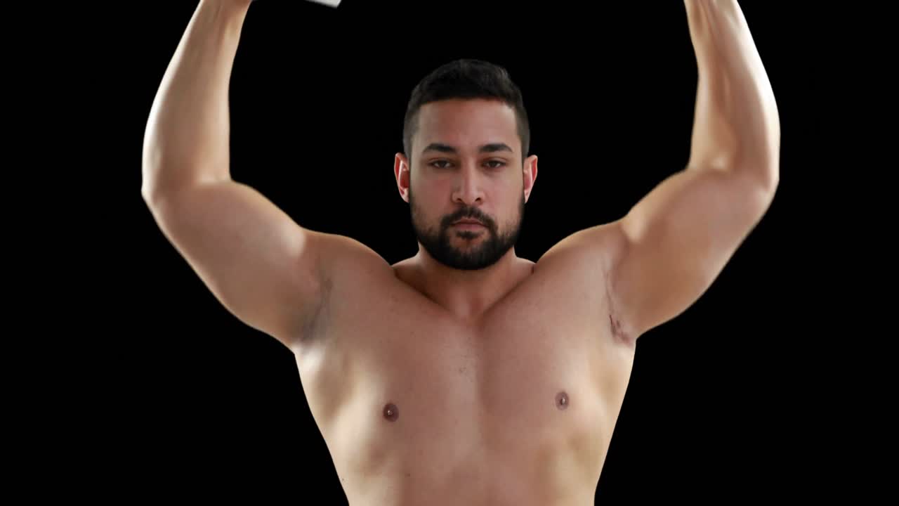 무거운 덤벨을 들어 올리는 보디빌더