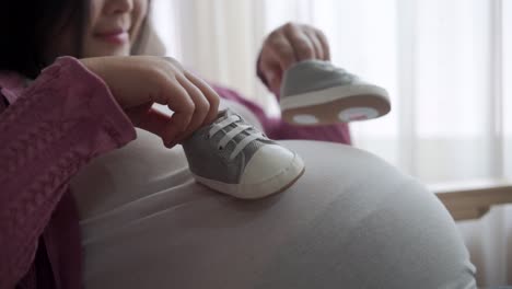 Glückliche-Schwangere-Frau-Und-Erwartetes-Baby-Zu-Hause.