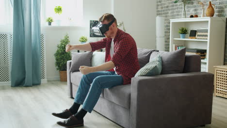 hombre usando auriculares vr en casa