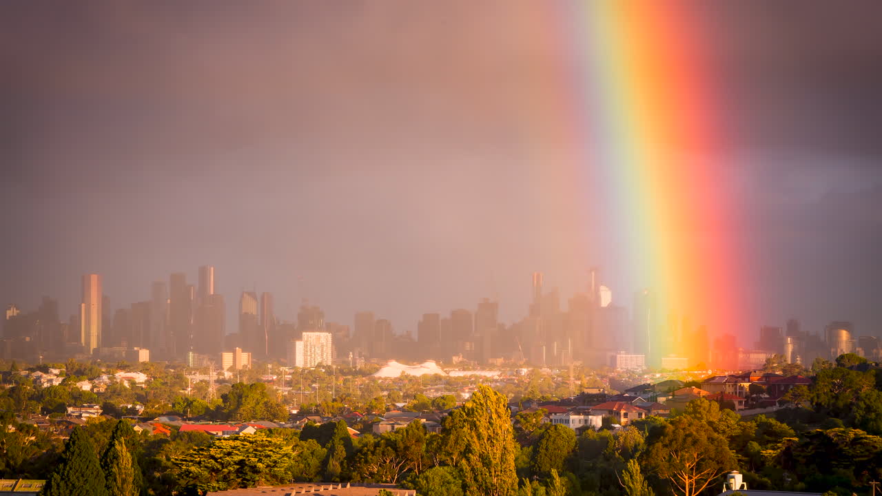 melbourne victoria, australia horizonte en un día nublado con la lluvia pasando y el arco iris apareciendo en la distancia