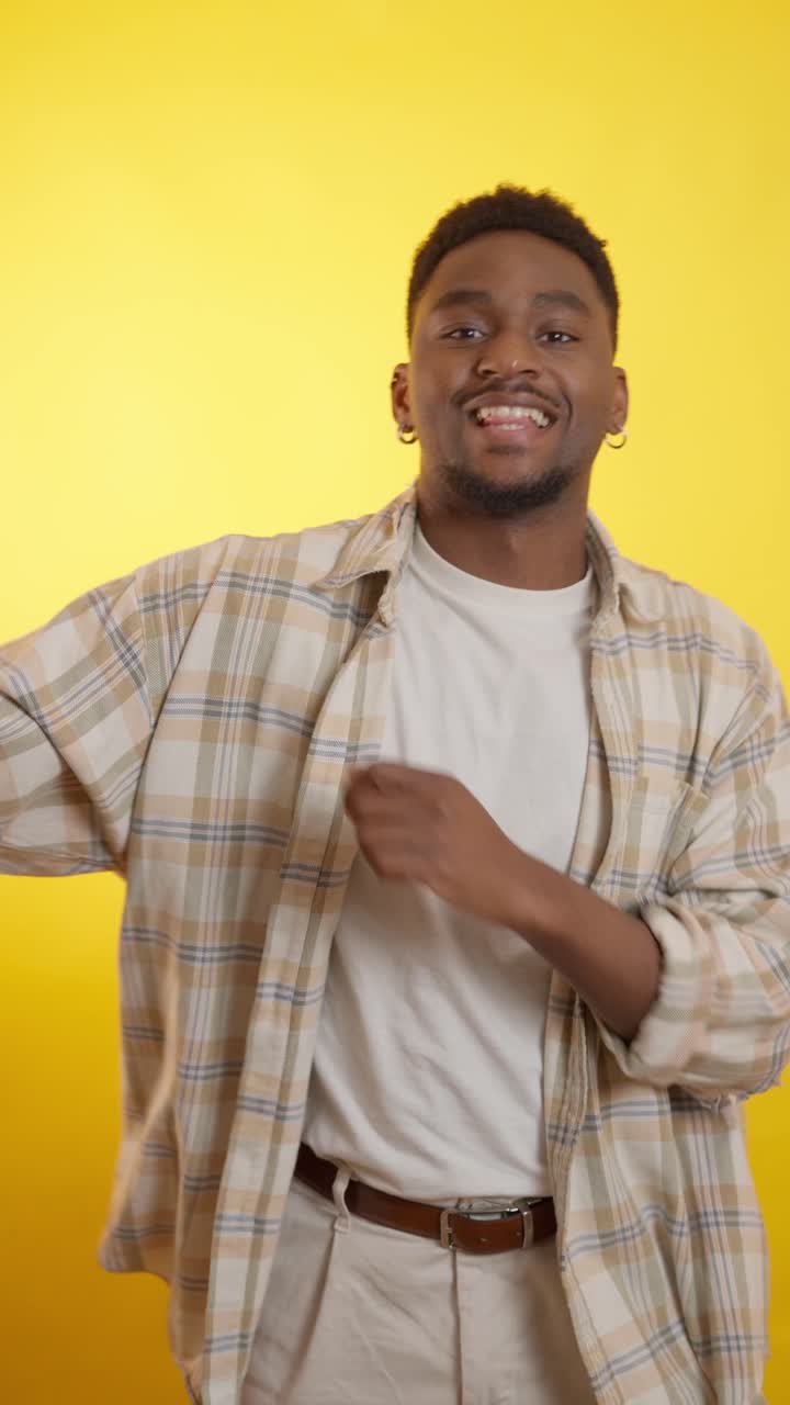 Uomo con camicia a quadri