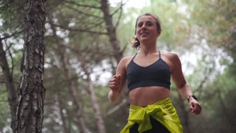 mujer deportiva corriendo en cámara lenta animada