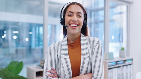cara, mujer y sonrisa en el centro de llamadas para el cliente