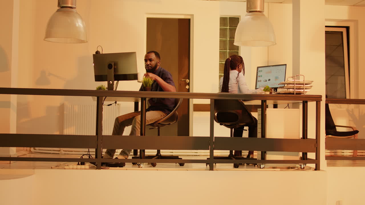 personas que trabajan en la oficina