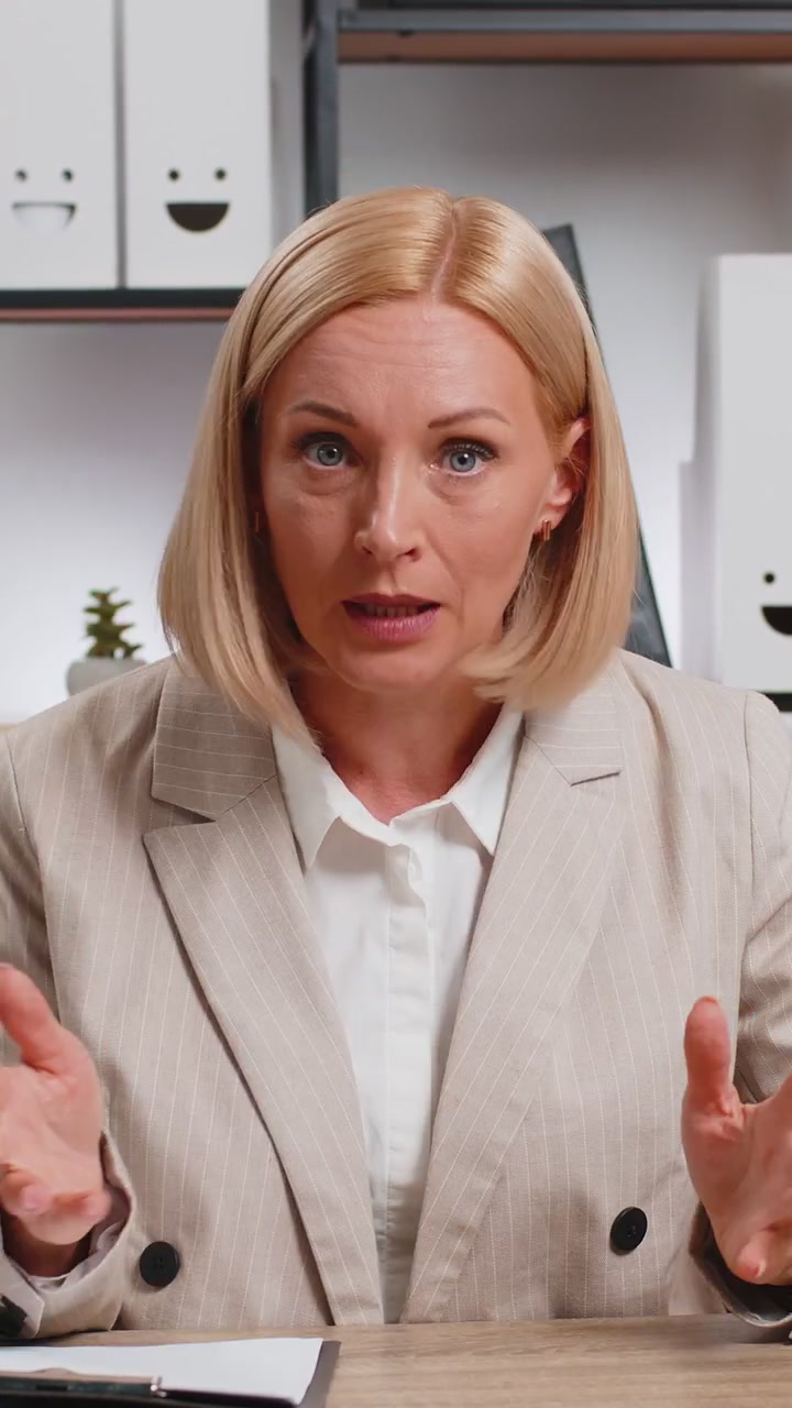 Donna d'affari caucasica matura che parla su comunicazione online videoconferenza alla scrivania dell'ufficio a casa