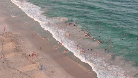 Menschen,-Die-Aus-Dem-Wasser-Gehen,-Nachdem-Sie-In-Der-Gruppe-Bei-Sonnenaufgang-Geschwommen-Sind