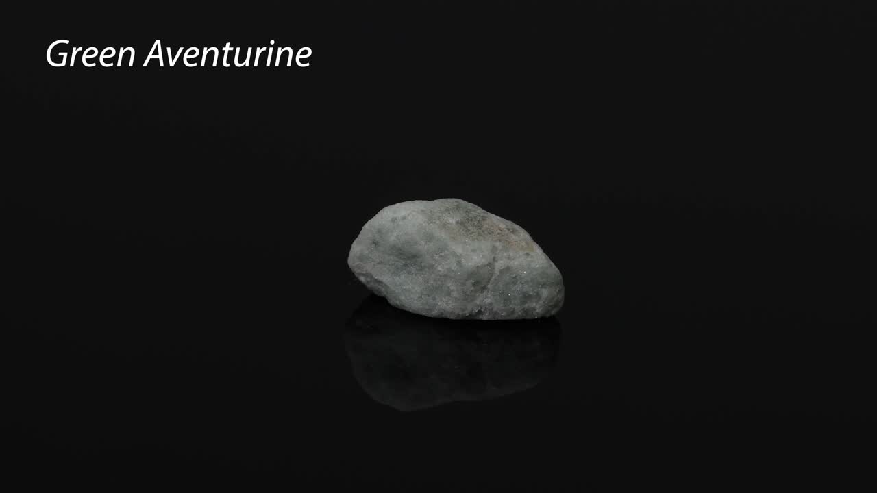 초록색 아벤투린 돌 의 회전 하는 모습