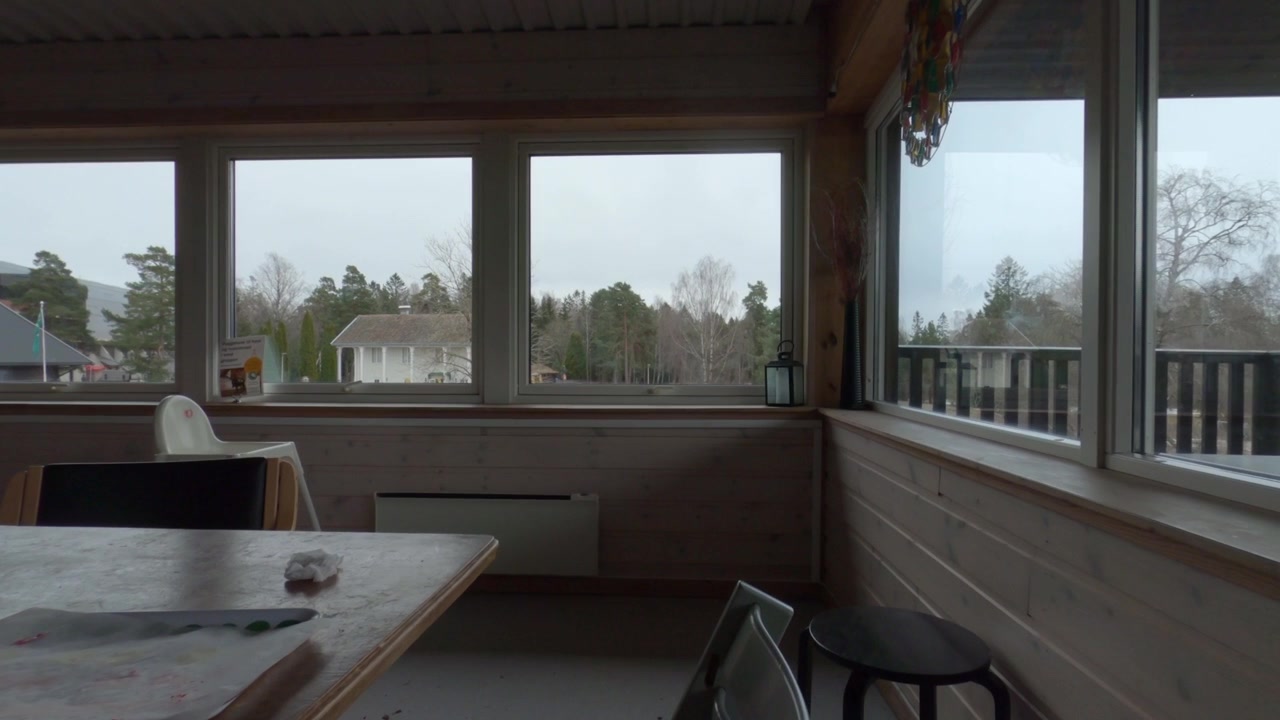 Interno vuoto di un caffè scandinavo in legno con grandi finestre panoramiche in Norvegia.