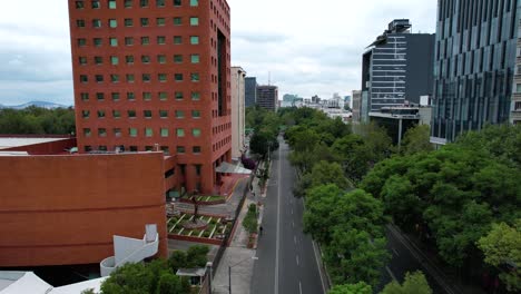 Toma-De-Drones-Hacia-Atrás-De-Calles-Totalmente-Vacías-En-La-Ciudad-De-México-Por-La-Mañana