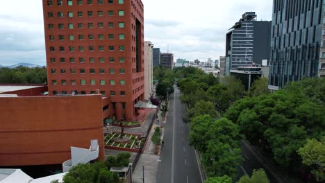 retrospectiva de las calles totalmente vacías de la ciudad de méxico por la mañana