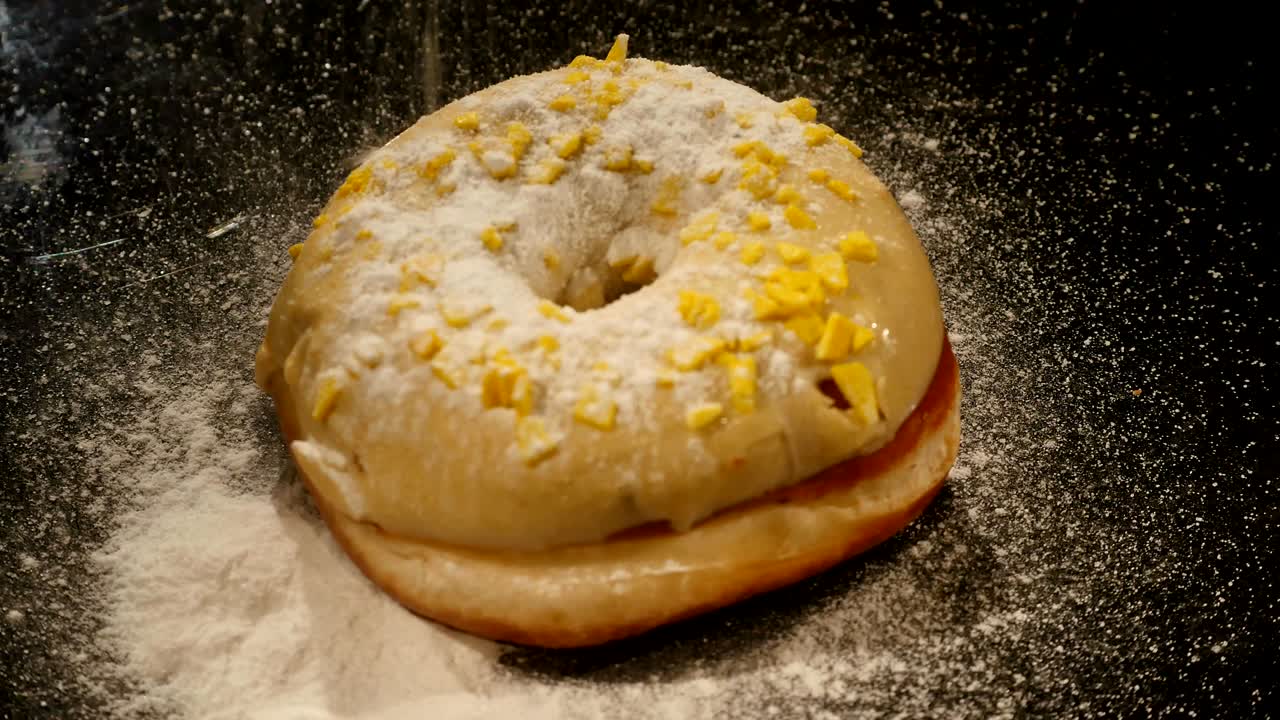 donut de azúcar en polvo salpicado con un delicioso glaseado