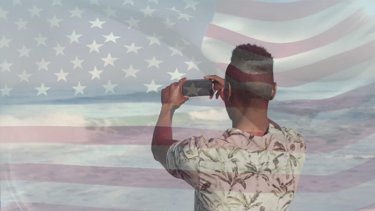 Esperto di digital marketing di fronte all'oceano che usa il telefono cambiando orientamento, registra le onde con sovrapposizione di bandiera