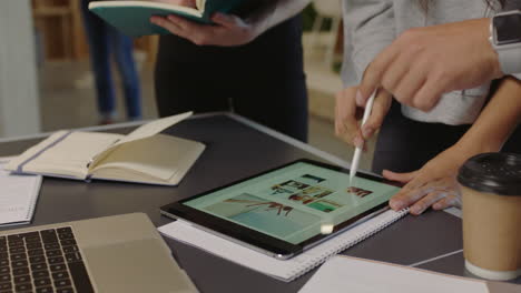 jóvenes empresarios diversos haciendo una lluvia de ideas equipo de diseño gráfico usando computadoras tablet diseñando diseño de sitios web compartiendo ideas trabajando juntos en un proyecto creativo en una oficina de moda