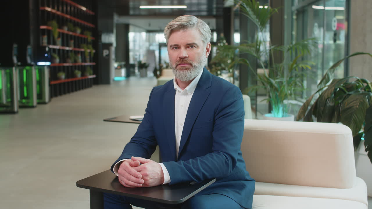 un hombre de negocios enojado levantando las manos en expresión de indignación preguntando la razón del fracaso en el vestíbulo de la oficina