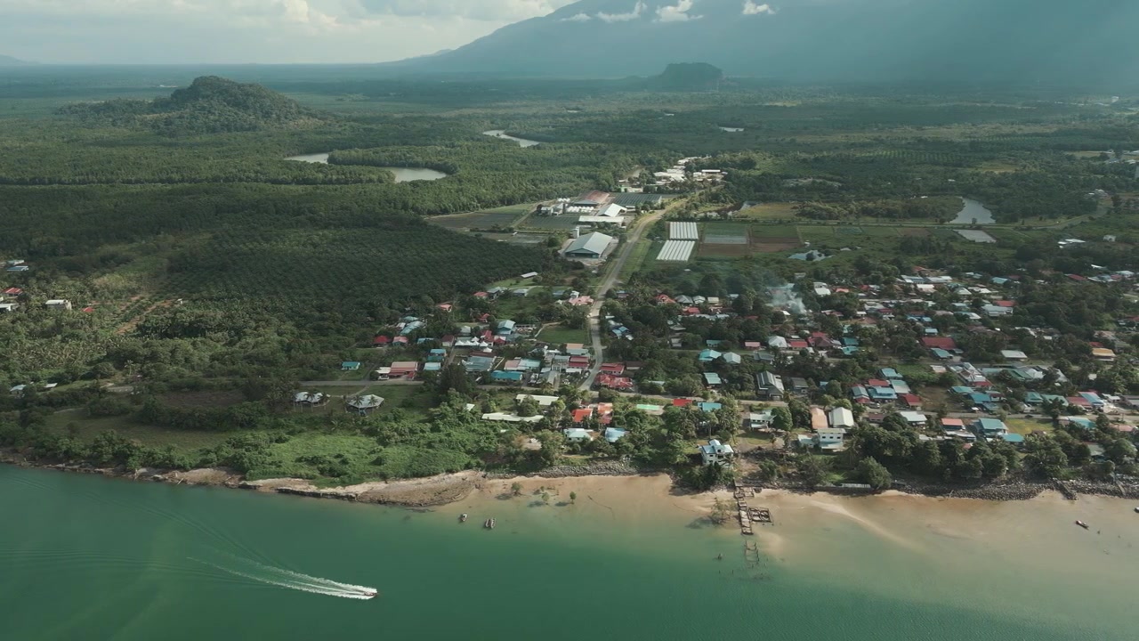 Sematan er en fredelig og naturskøn kystby beliggende på den sydvestlige spids af Sarawak, Malaysia, cirka 100 kilometer fra Kuching. Perfekt til videoklip