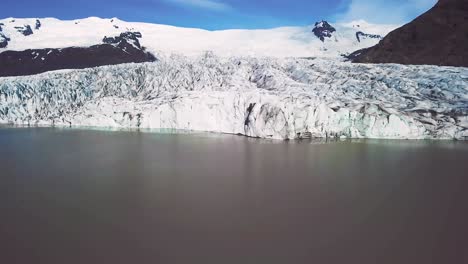 antena lenta acercándose al glaciar vatnajokull en islandia fjallsarlon sugiere el calentamiento global y el cambio climático 6