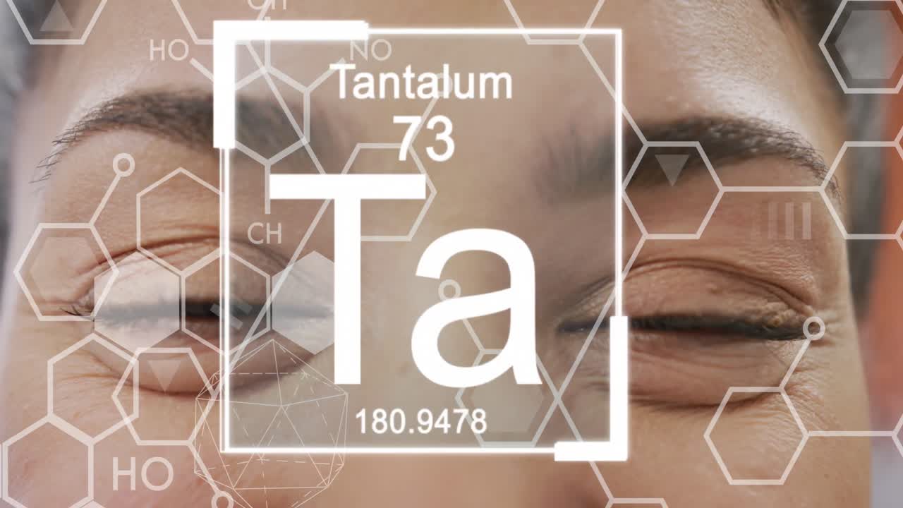 미소 짓는 두 인종의 여성 의사의 눈 위에 있는 요소와 분자 구조의 애니메이션