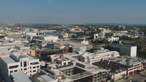 Afternoon-sightseeing-drone-view-with-right-side-movement-near-the-Pacific-Coast-Highway,-Santa-Monica-Beach,-California