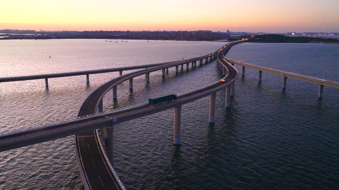 Veduta aerea del Ponte della Baia di Jiaozhou al tramonto, Qingdao, Shandong, Cina