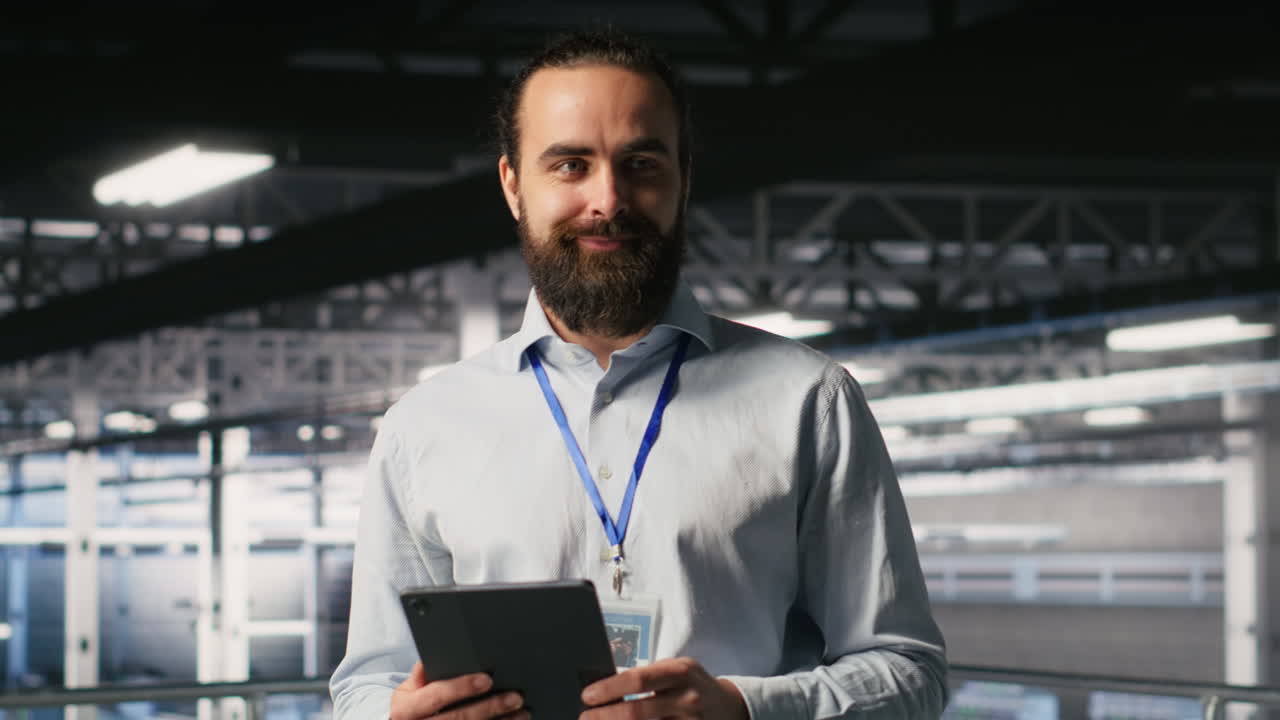Ritratto di ingegnere sorridente in un data center che monitora la visualizzazione di LLM AI