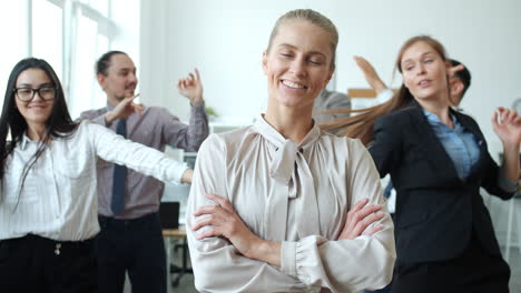 feliz equipo de negocios diverso celebrando