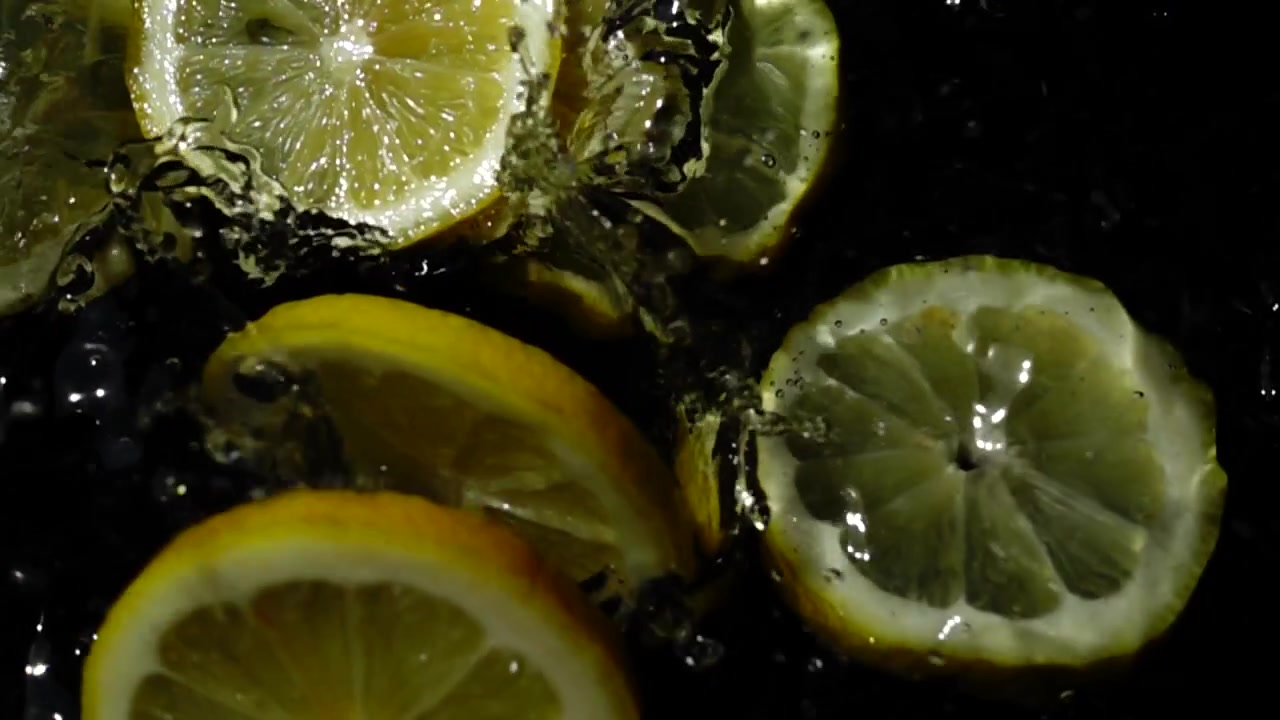 Caduta di spicchi di limone. Slow motion