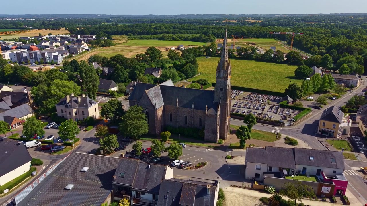 Drone, Saint Martin Kilisesi'nden geri çekilerek Chavagne, Brittany'deki mezarlığı, çevredeki mahalleleri ve kırsal alanı ortaya çıkarıyor