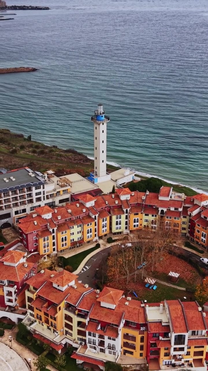 Vista aerea di un faro e di un resort costiero in Bulgaria