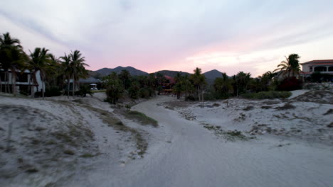 Drohnenaufnahme-In-Umgekehrter-Drohnenart-Auf-Strandhöhe-In-Ensenada-De-Los-Muertos,-Baja-California-Sur-Mexiko