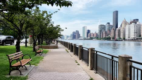 Blick-Von-Roosevelt-Island-New-York-über-Den-East-River-Auf-Die-Skyline-Von-Manhattan-Turtle-Bay-Midtown-East