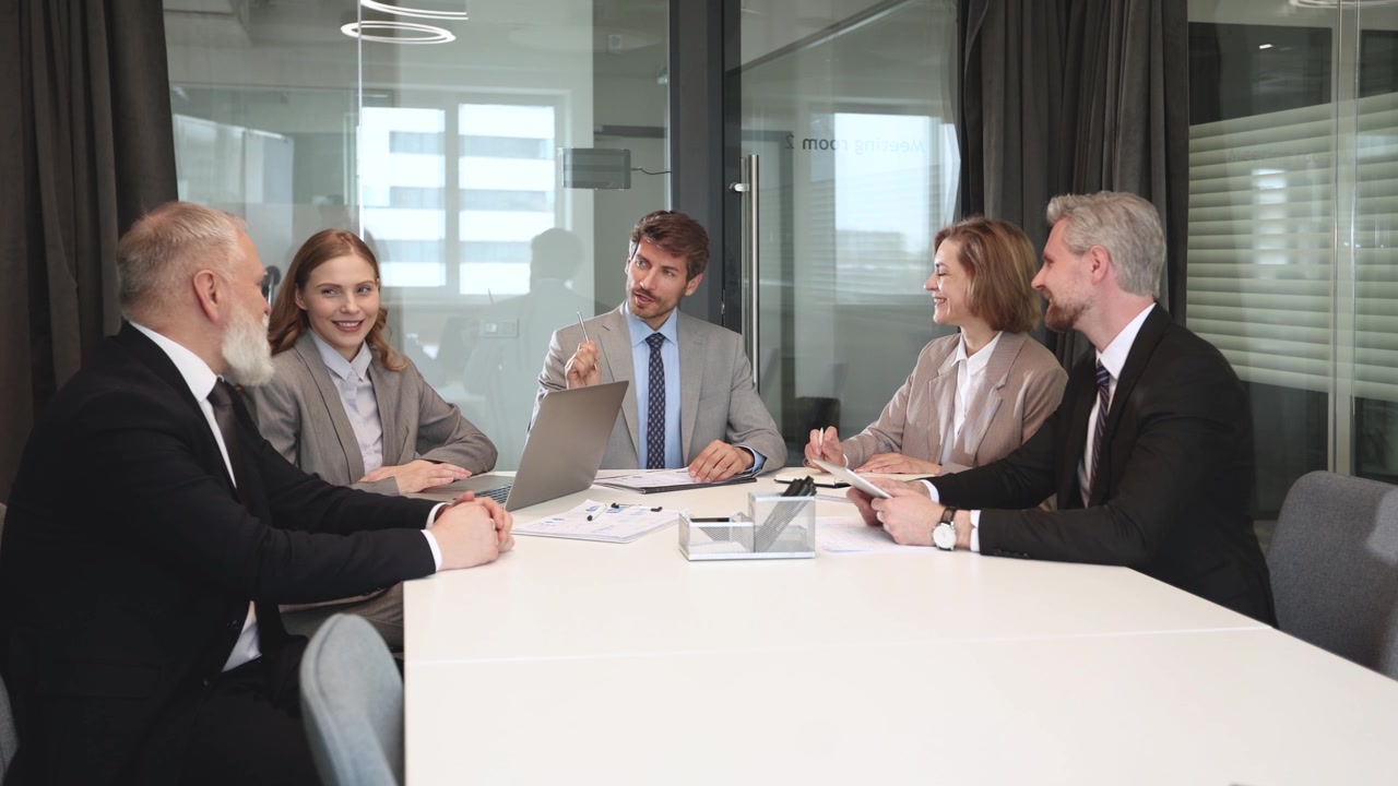 Equipo de negocios profesional discutiendo un proyecto en una sala de conferencias