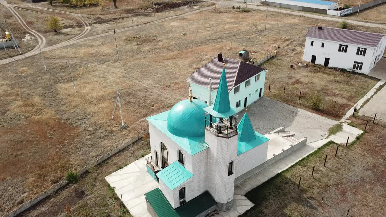 공중: 작은 모스크가 해가 뜨는 동안 빛나고 있습니다.