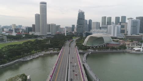vista aérea de un puente en el área de marina bay de singapur