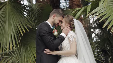 Frischvermählte.-Kaukasischer-Bräutigam-Mit-Braut-Im-Park.-Hochzeitspaar.-Glückliche-Familie