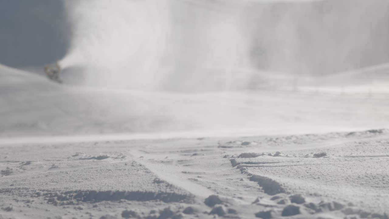 disparo detallado de pistas de esquí en nieve fresca