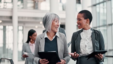 Trabajo-En-Equipo,-Tableta-Y-Mentor-Con-Gente-De-Negocios