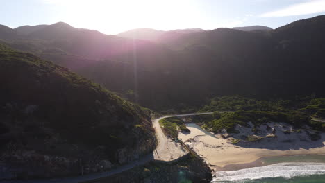 vista aérea hacia adelante órbita ascendiendo sobre una playa llena de basura en un hermoso concurso natural