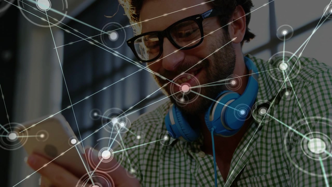 Homme avec un téléphone, un nœud initial apparaît à l'écran, un réseau animé s'étend pour afficher les connexions.