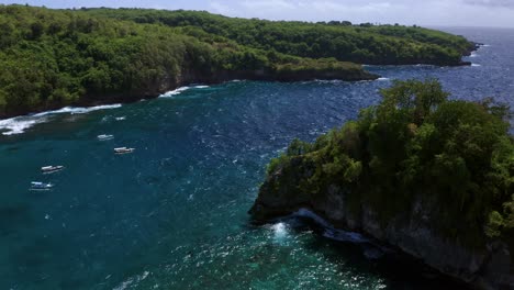 Vista-Panorámica-Aérea-De-Los-Barcos-Outrigger-Jukung-Alrededor-De-Crystal-Bay-Nusa-Penida,-Bali,-Indonesia