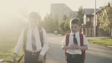 Cu-Seguimiento-Cámara-Lenta-Dos-Escolares-Van-A-Casa-Después-De-La-Escuela-Sonríen-Abrazo