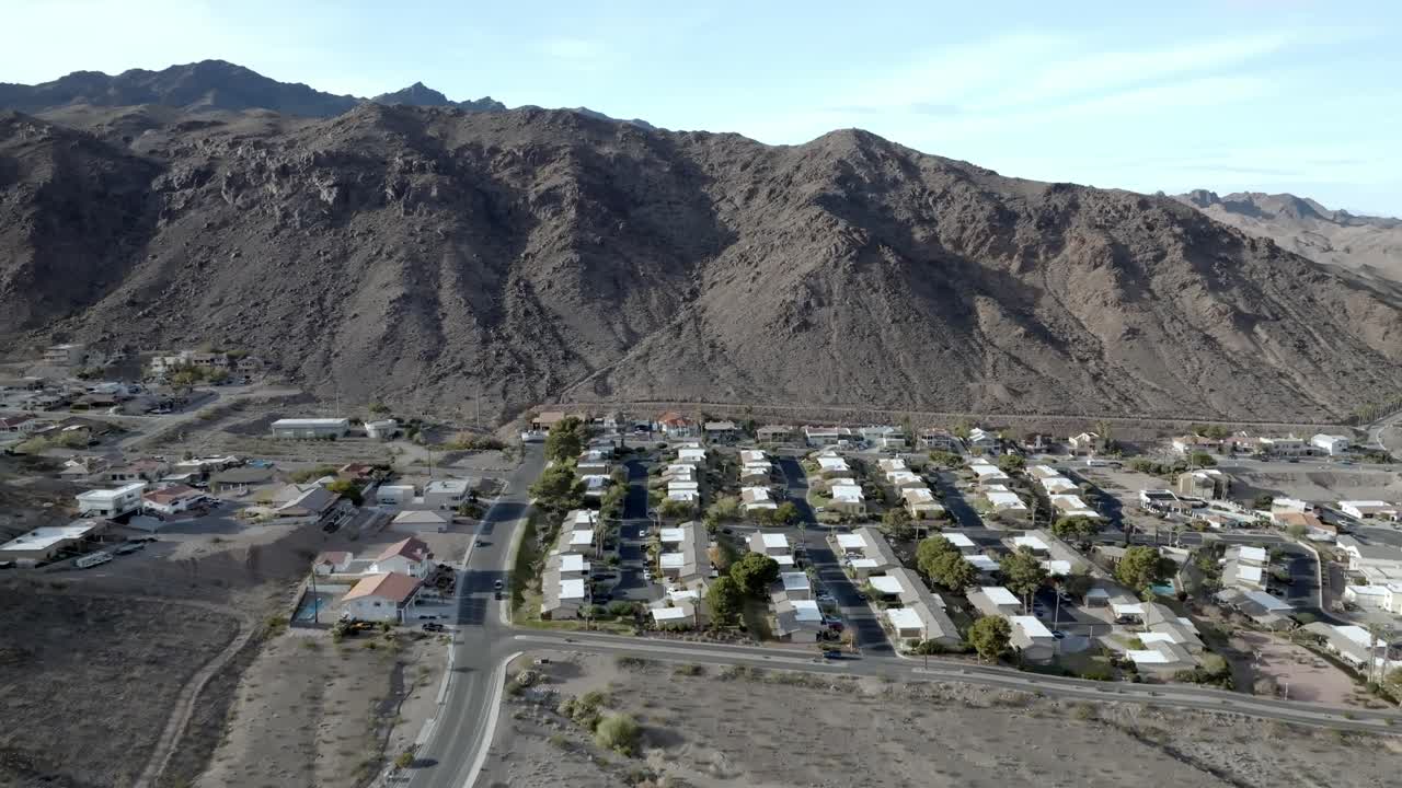 vecindario en boulder city, nevada con el video del dron moviéndose hacia adelante
