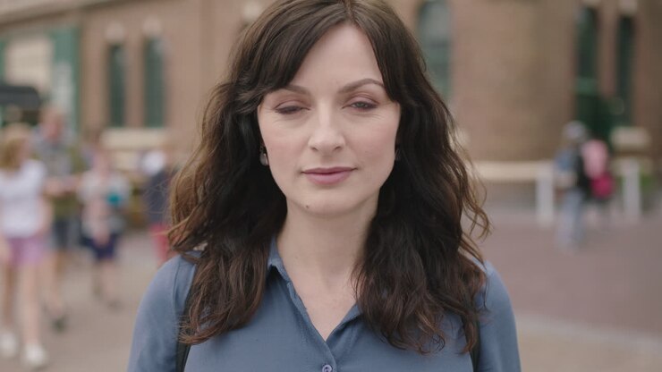 ritratto di una donna adorabile ed elegante su un marciapiede urbano affollato che guarda pensieroso pensieroso fisso serio